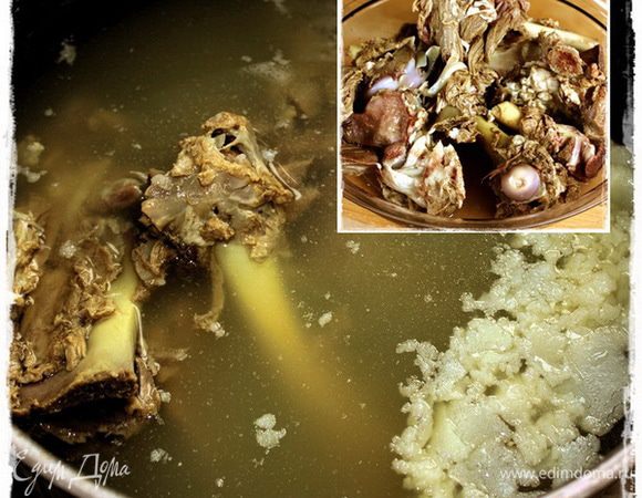 Варим бульон. Я взял всё то, что накопилось в морозилке, в пакете с надписью «всякое БАРАНЬЕ для бульонов». Бульон получился наваристый и в меру  жирный.  И вынимаем из бульона всё мясокостное содержимое.