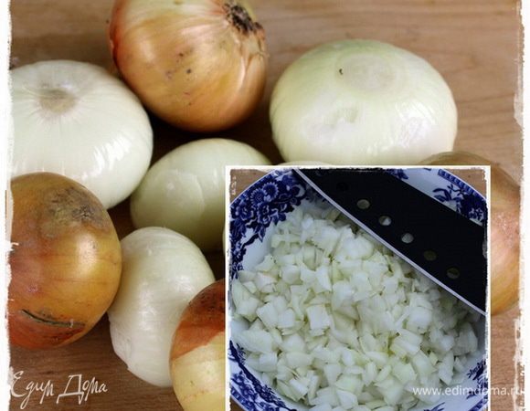 Лучок. Меленько, но без фанатизма, нарубляем.