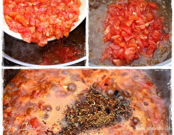 Дальше в котелок идут помидоры. Я тут не удержался. Щепотнул смеси для первого. И немного помешивая, тушим ещё минут пятнадцать.