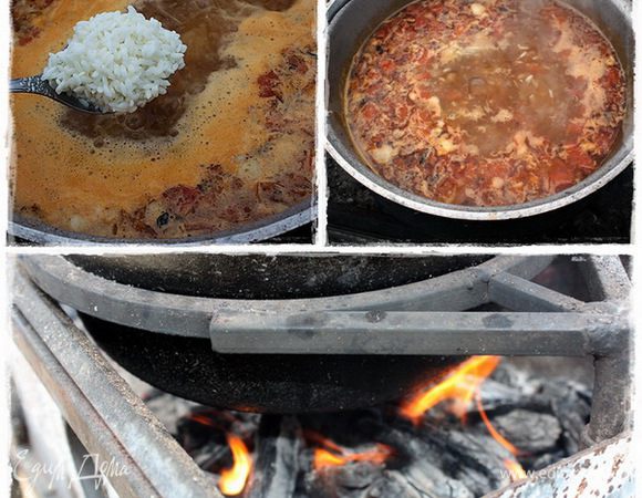 Как закипело, так сразу в котел высыпаем рис. Ложки три – четыре. Больше не надо. Рискуете кашу получить.
Огонек под котелком надо уменьшить до … в общем, чтобы в котле шел процесс варения на грани томления. Или наоборот, как вам удобнее.
