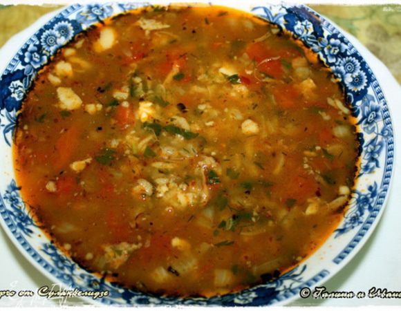 Потом. Закройте крышкой. Выгребите из под котелка огонь, оставьте уголёшки маленькие и дайте настояться минут пятнадцать, если удержитесь при источаемых ароматах.
И … будьте любезны, разливайте аккуратно, ешьте не торопясь.
Ангела вам за трапезой!
