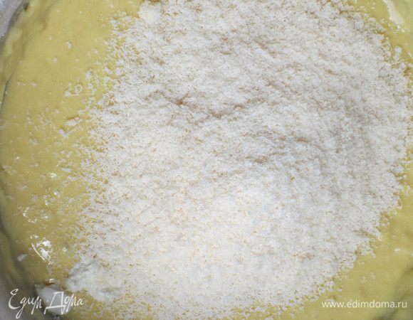Муку просеять с разрыхлителем, рикотту протереть через ситечко и  ввести в тесто. Хорошо перемешать.
