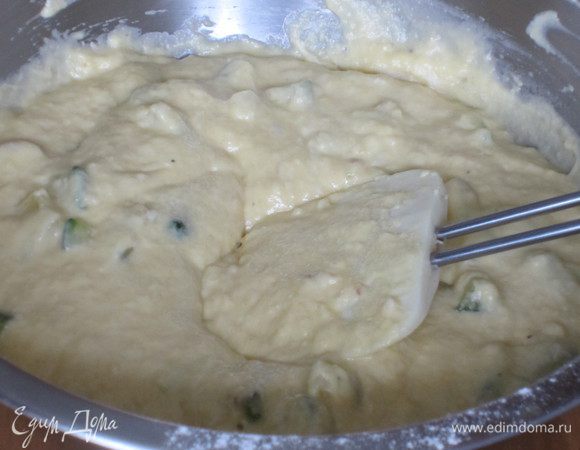 Добавить тёртый Пармезан, посолить и поперчить. Добавить цукини и тщательно перемешать.