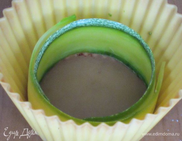 Формочки для маффинов выложить пластинками цукини......