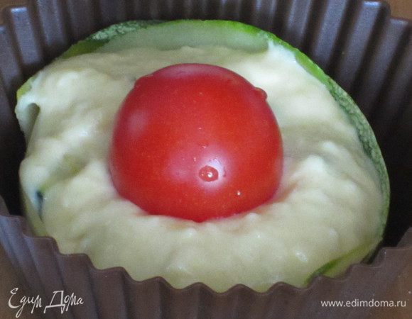 В центр каждого маффина вставить помидорку. 