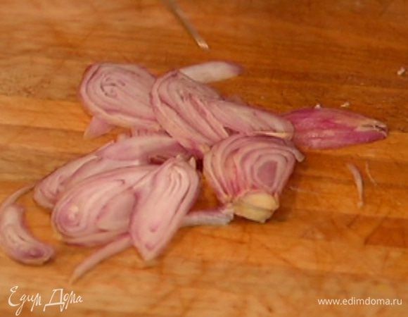 Лук-шалот почистить и нарезать тонкой соломкой.
