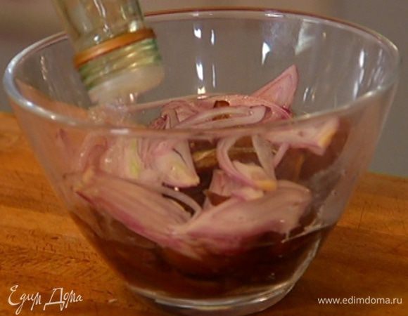 Залить лук с финиками уксусом так, чтобы они были полностью покрыты, и оставить на некоторое время.