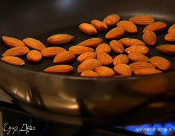 Миндаль подсушить на разогретой сковороде, затем измельчить в ступке.