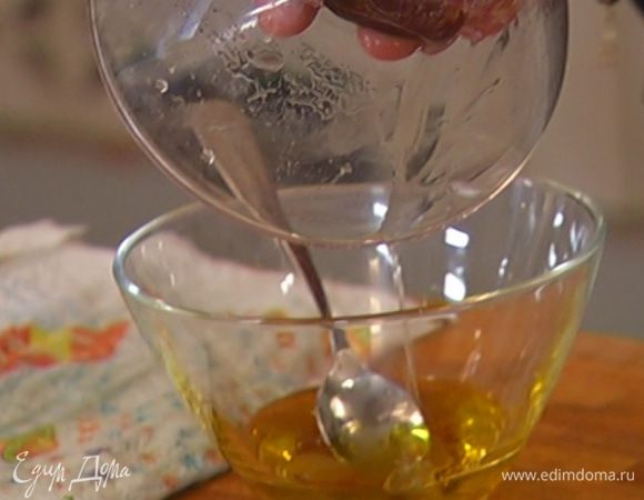 Слить уксус из фиников с луком, оставив 1 ст. ложку для заправки.