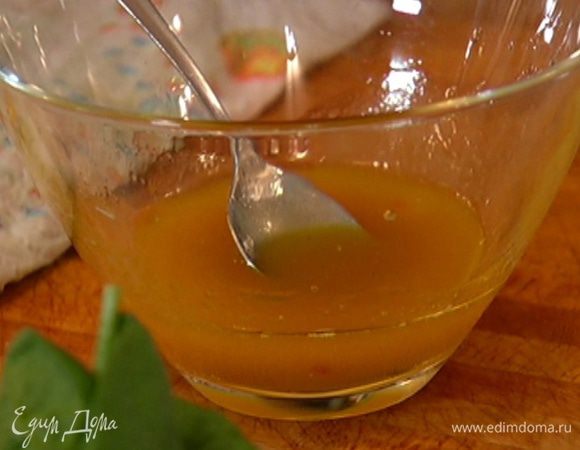 Приготовить заправку: соединить оливковое масло, 1 ст. ложку уксуса, в котором мариновался лук, лимонный сок и пасту харисса.