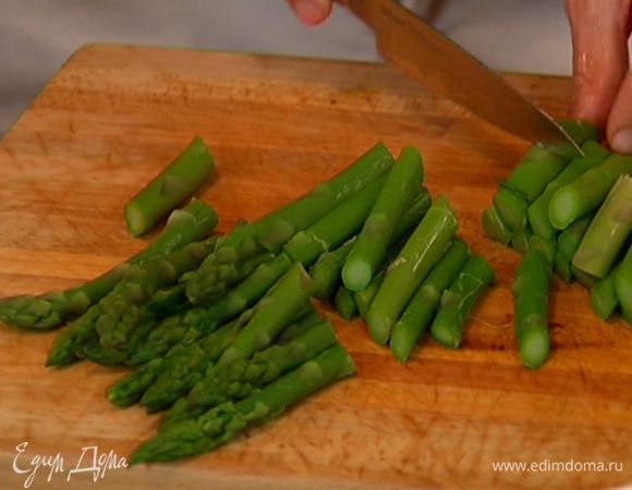 Готовую спаржу разрезать по диагонали на несколько частей.
