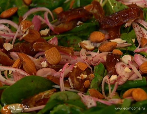 Выложить шпинат в глубокое блюдо, сверху разложить спаржу, лук и финики, посыпать сумахом и миндалем.