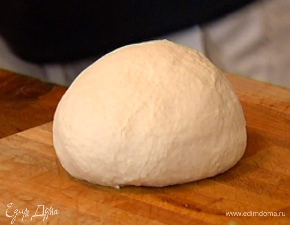 Вымесить тесто руками и сформировать из него шар.