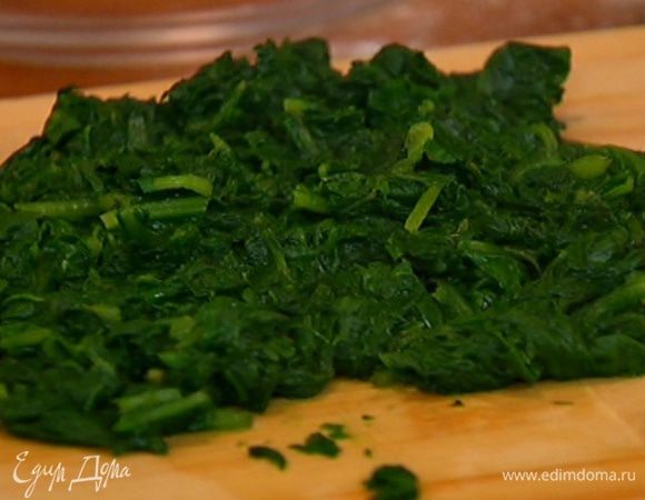 Шпинат опустить на 1 минуту в кипящую подсоленную воду, затем слить, слегка отжать в бумажном полотенце и порубить очень мелко.