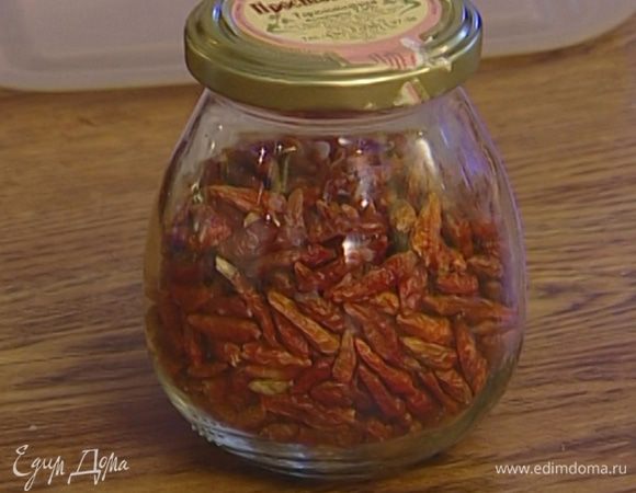 Перец чили раскрошить руками.