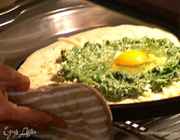 Отправить пиццу в разогретую духовку на 6–8 минут.