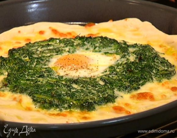 Готовую пиццу сбрызнуть оливковым маслом и посыпать солью.