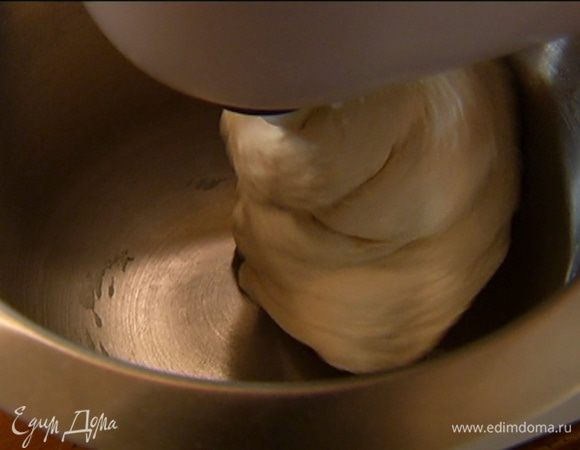 К 250 г муки добавить 7 г соли и высыпать все в чашу комбайна, влить воду с дрожжами и маслом и вымешивать при помощи насадки для теста на средней скорости 10–15 минут.