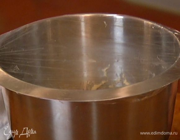 Глубокую посуду смазать половиной ст. ложки оливкового масла, поместить в нее тесто, затянуть пищевой пленкой и оставить на 30 минут в теплом месте.