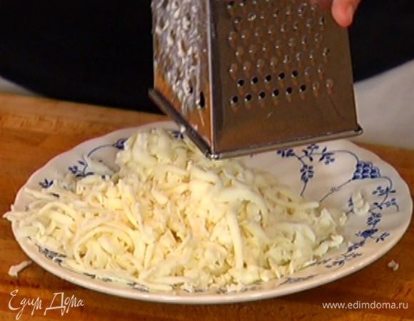 Моцареллу и таледжо натереть на крупной терке, пармезан — на мелкой терке.