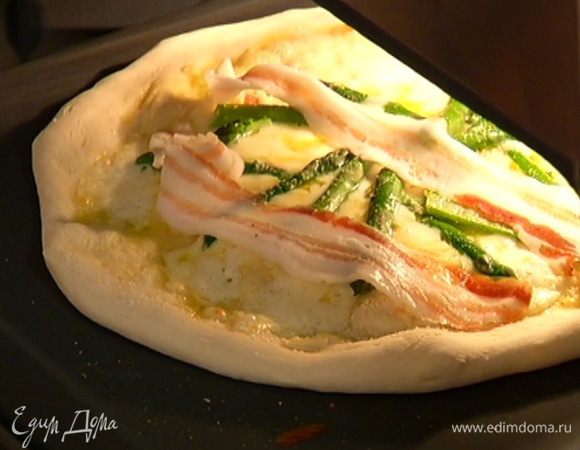 Когда пицца будет практически готова, вынуть из духовки, выложить на нее полоски спека и запекать еще пару минут.