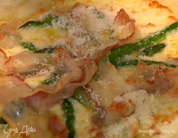 Готовую пиццу посыпать оставшимся пармезаном.