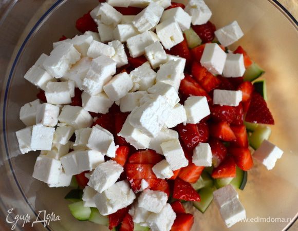 Далее все очень просто! Нарезать небольшими кубиками одинакового размера клубнику, огурцы и сыр. Сложить все ингредиенты в одну миску. Заправить все небольшим количеством оливкового масла и слегка посолить.  