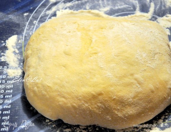 Тесто я замешиваю в хлебопечке, если вы такой еще не обзавелись, то смешайте в миске все ингредиенты для теста, хорошо вымесите, и накрыв полотенцем дайте подойти в теплом месте (пока объем не увеличится вдвое).