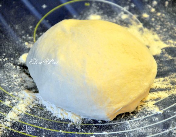 Замесить дрожжевое тесто, накрыть полотенцем и дать увеличиться вдвое.