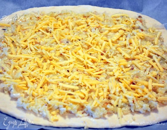  Тесто  раскатать довольно тонко. По всей поверхности распределить начинку, присыпать все сыром и выпекать в заранее разогретой до 180С духовке до золотистого цвета.