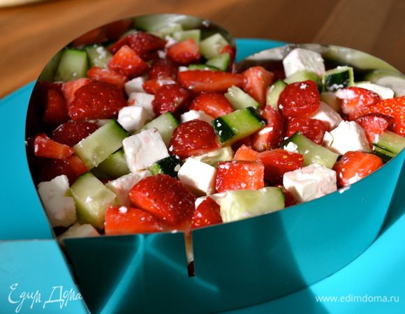 Конечно, подать этот тартар-салат можно в том виде, как подскажет Вам Ваша фантазия... Можно выложить их круглыми "пирамидками" (монопорционно), как обычно подают нарезку в стиле "тартар"... Я последовала указаниям в рецепте и выложила салат в форму-бортиком в виде сердца... 