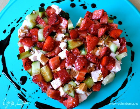 Сверху полить приготовленным соусом-заправкой и подавать!!! 