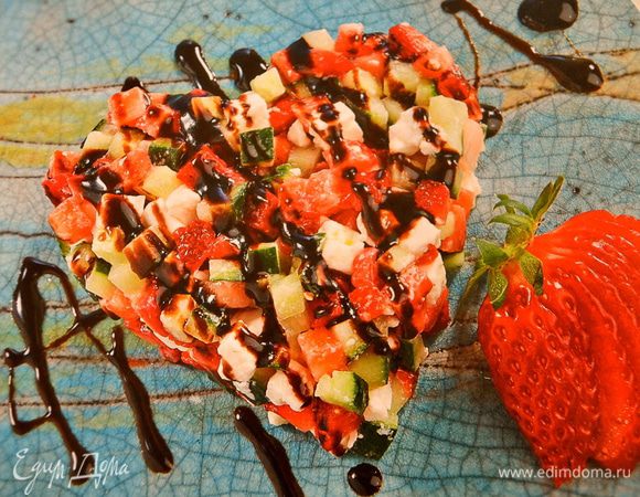 На картинке этот салатик выглядел вот так!... Но у меня, при нанесении заправки она сразу же впитывалась!!!.... Поэтому эффекта таких красивых полос по самому салату не получилось! Подозреваю, что использовали более  густую глазурь.....для эффекта!!! ))))) 