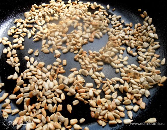 Семечки можно слегка обжарить...