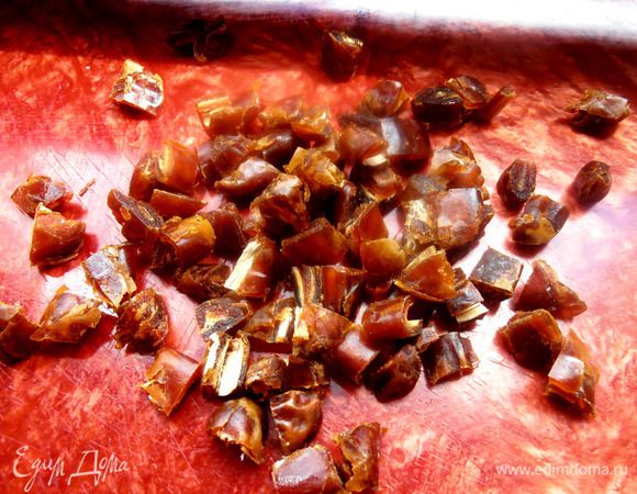 Финика нарезать на кусочки размером с изюм.