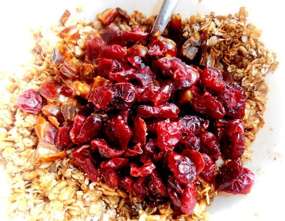 Вяленая клюква отлично здесь впишется для контраста с финиками!