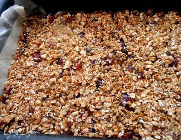 Прижимаем ровным тонким слоем и выпекаем при 160* минут 10-15...,в зависимости,насколько поджаренную гранолу Вы любите)))