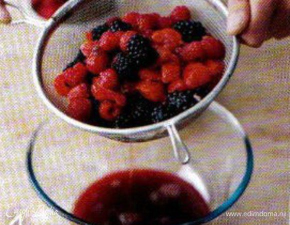 Поместите клубнику в сотейник с сахаром, порошковым желе и пюре. Готовьте осторожно на маленьком огне 5 мин, пока желе не раствориться. Добавьте остальные ягоды и прогрейте ещё 2 мин. Откиньте на сито, ягодный сок сохраните.