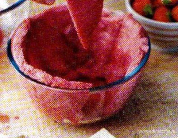 Этот рецепт совершенно не работает, если использовать свежий хлеб, т.к. ягодный сок не сможет хорошо пропитать его и поверхность пудинга получится бледной. Из кусочка хлеба вырежьте круг по диаметру основания стеклянной миски на 1,2 л, в которой будете собирать пудинг. Макните хлебный круг в ягодный сок и положите на дно миски.Остальной хлеб нарежьте по диагонали на 2 части, макайте в сок и выкладывайте боковые части без зазоров, плотно друг к другу. ( Внутреннюю поверхность миски можно выстилать пищевой плёнкой- это облегчает выкладывание готового пудинга на сервировочное блюдо.)