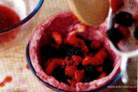 Переложите ягоды на хлеб, заполнив миску. Сегодня увидела рецепт, где в такой пудинг добавлен маскарпоне: сначала выкладыват 1/3 ягод, потом в центр маскарпоне, затем остальные ягоды. Это должно быть ещё вкуснее, хотя уже и отступление от классического рецепта. Накройте сверху оставшимся хлебом, полейте соком. Закройте пищевой плёнкой, положите сверху тарелочку меньшего диаметра, а сверху груз. Поставьте на ночь в холодильник.