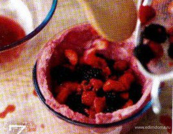 Переложите ягоды на хлеб, заполнив миску.  Сегодня увидела рецепт, где в такой пудинг добавлен маскарпоне: сначала выкладыват 1/3 ягод, потом в центр маскарпоне, затем остальные ягоды. Это должно быть ещё вкуснее, хотя уже и отступление от классического рецепта. Накройте сверху оставшимся хлебом, полейте соком. Закройте пищевой плёнкой, положите сверху тарелочку меньшего диаметра, а сверху груз. Поставьте на ночь в холодильник.