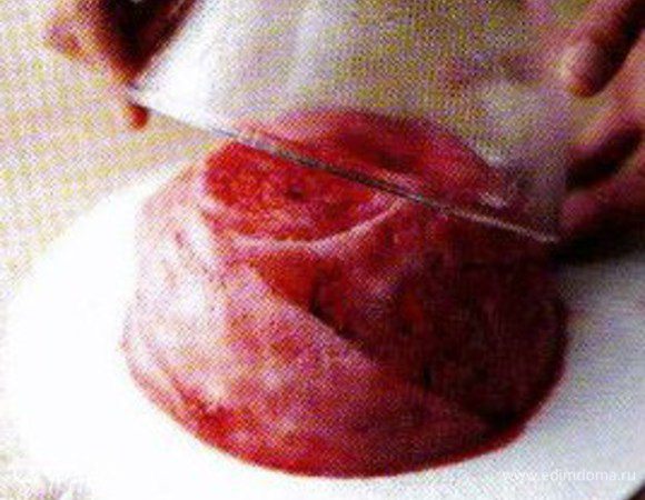 Перед подачей удалите тарелочку и плёнку. Осторожно проведите ножом между пудингом  и стенкой миски (если вы не выкладывали её изнутри плёнкой). Накройте сервировочной тарелкой и, удерживая всё вместе, быстро переверните пудинг на эту тарелку.