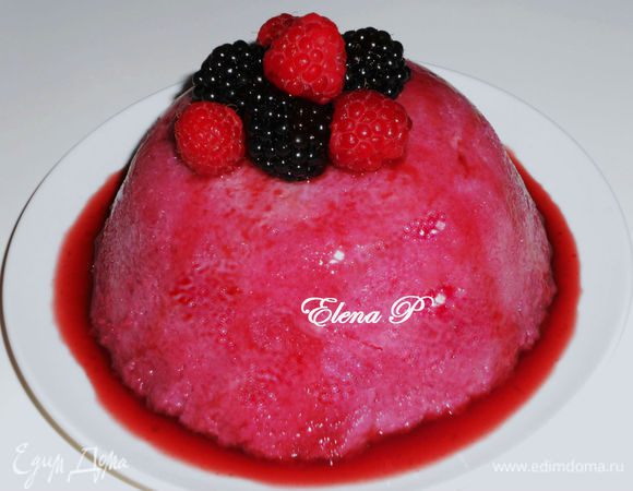 Украсьте свежими ягодами. Можно подавать со взбитыми сливками. Мне обычно хочется побольше сока и я дополнительное количество малины и клубники протираю через сито, нагреваю и  добавляю порошковое желе.  Вот этим соком поливаю снаружи уже  извлечённый из миски пудинг, он более яркий, блестящий становится. Но это моё предпочтение, а можно просто всё по рецепту делать.  Вот и всё!  Enjoy!