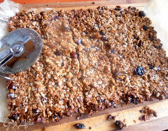 Очень удобно это сделать роликом для пиццы!