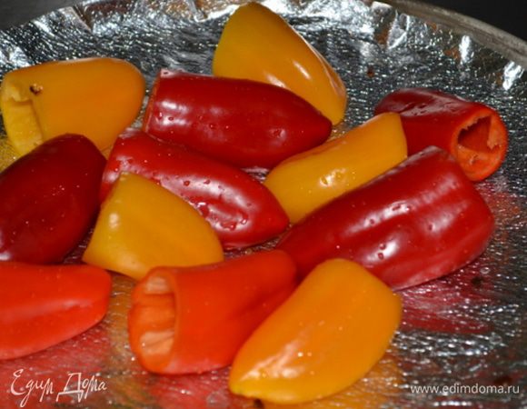 Разогреть духовку до 180 гр.
Подсушить орех в духовке на несколько минут.
Перцы помыть, очистить внутри.  Выложить на противень и поставить в духовку на 5 мин.