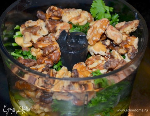 Приготовим песто.
Все ингредиенты кроме перцев и сыра Фета сложить в фудпроцессор или в блендер и взбить до состояния пюре.