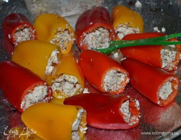 Перцы заполнить сыром Фета, сбрызнуть оливковым маслом и поставить в духовку на 8-10 мин.