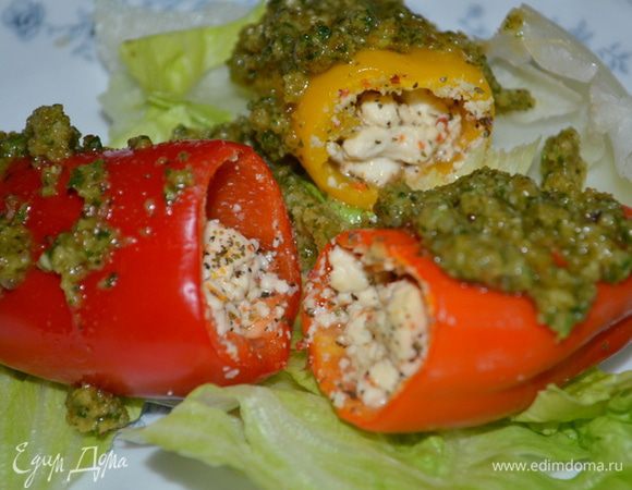 Готовые перцы подаем с песто. Приятного аппетита.