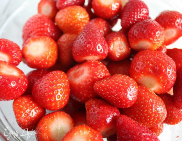Клубнику помыть, удалить листочки, обсушить.