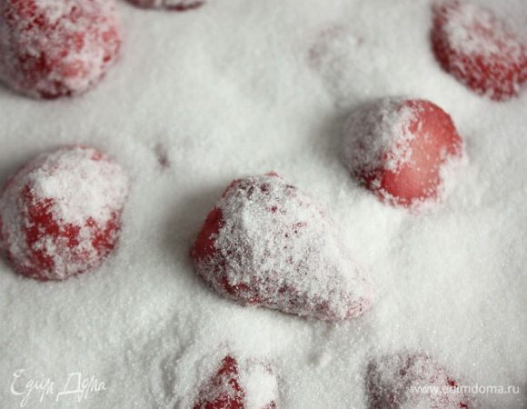 В широкой миске или кастрюле слоями уложите клубнику и сахар, оставьте минимум на 10 часов. Вообще-то, по моему мнению, начинать это приятное занятие нужно с утра пораньше: за день клубника в сахаре пустит сок, вечером вы сможете поварить её первый раз, а ночью ей будет полезно отдохнуть и хорошо пропитаться сиропом. Посуда для варки должна быть медной или эмалированной.